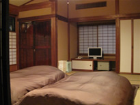 和室（寝室）　囲炉裏の間に大型の液晶テレビがありますが、寝室にも小型の液晶テレビがあります。