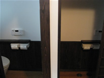 二つとも全自動。左側のトイレは水だけでなく音楽も自動で流れます。